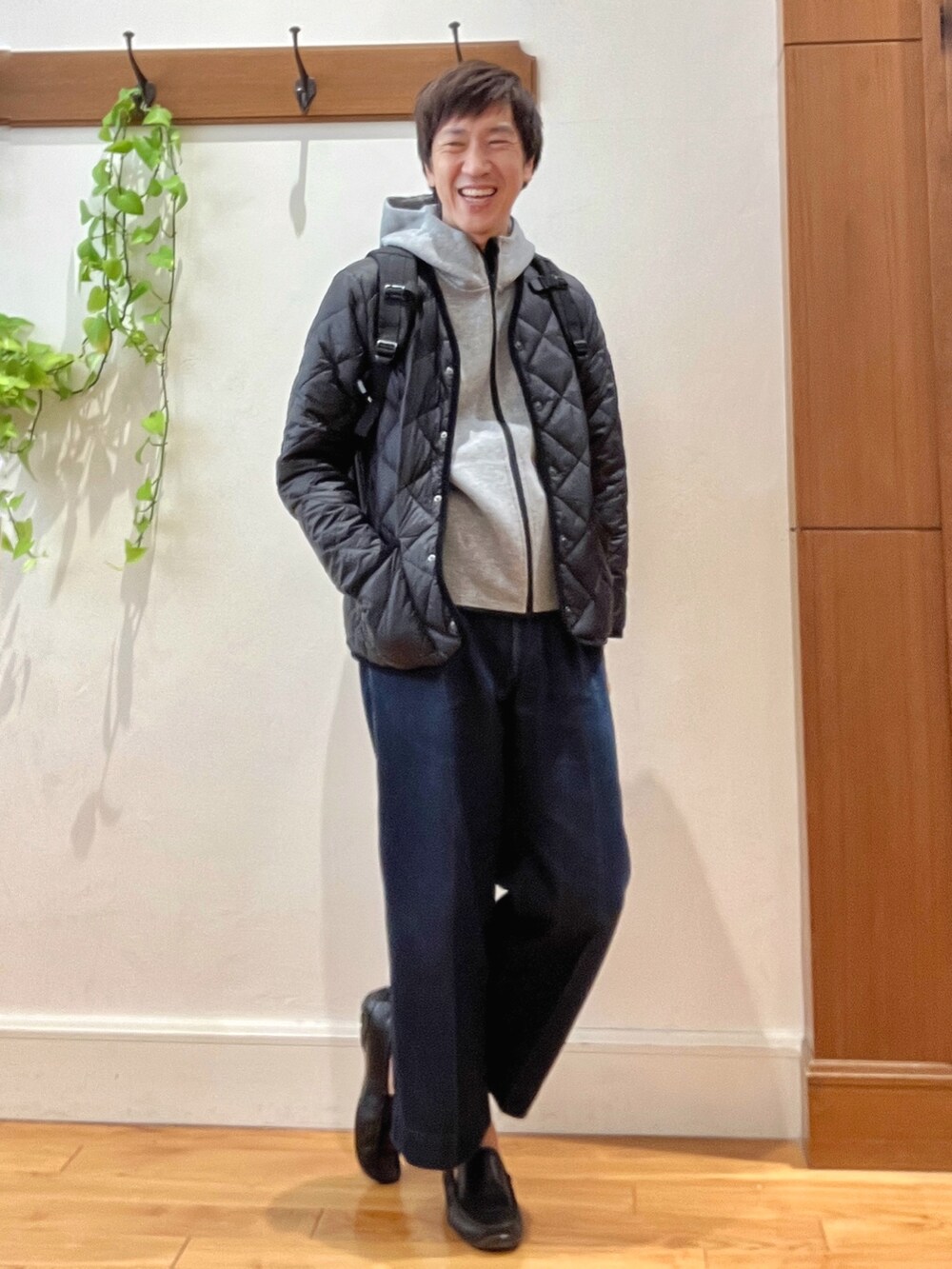 ブラック系のダウンジャケット/コート、グレー系のパーカー、ブラック系のバックパック/リュックを着用したメンズの秋コーディネートの9枚目の写真