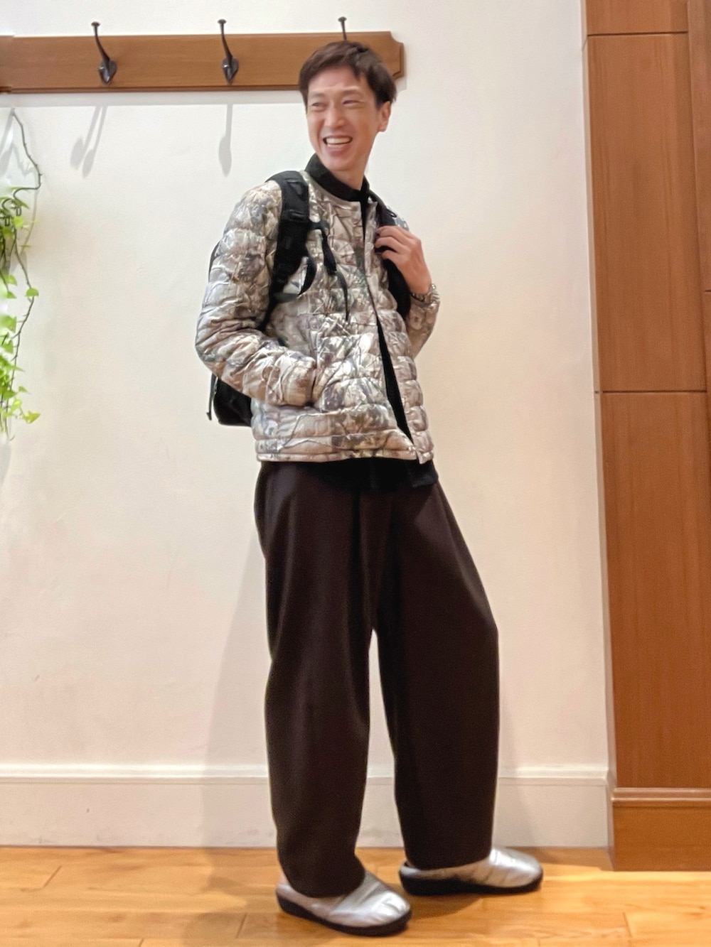 ブラック系のシャツ/ブラウス、シルバー系のサンダル、ブラック系のショルダーバッグを着用したメンズの秋コーディネートの7枚目の写真