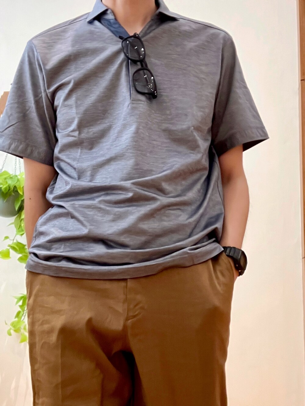 イエロー系のその他パンツ、ブルー系のポロシャツ、ブラック系のサングラスを着用したメンズの夏コーディネートの7枚目の写真