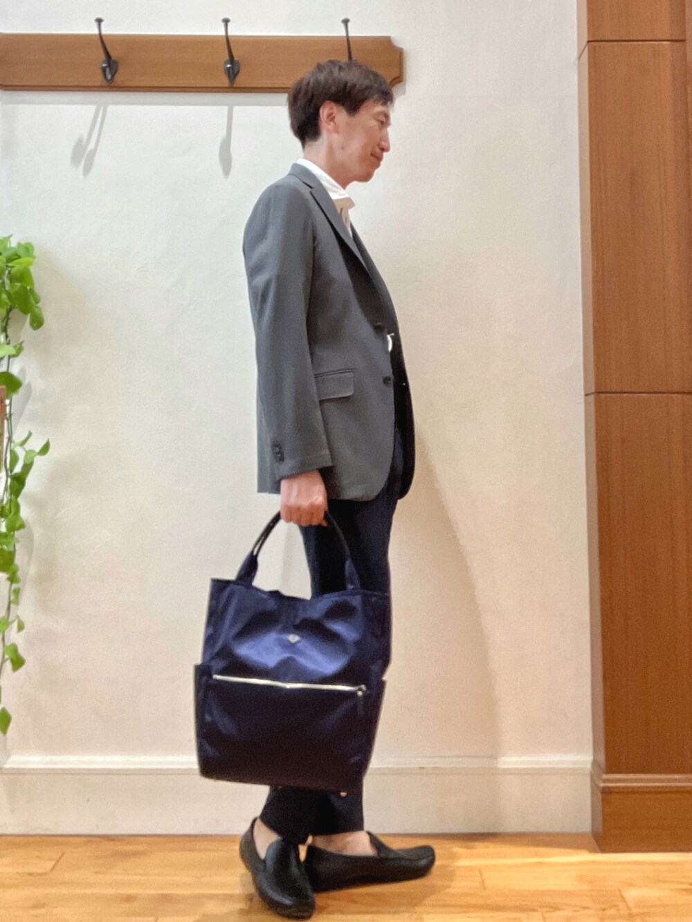 グレー系のテーラードジャケット、ホワイト系のシャツ/ブラウス、ブルー系のその他パンツを着用したメンズの夏コーディネートの6枚目の写真