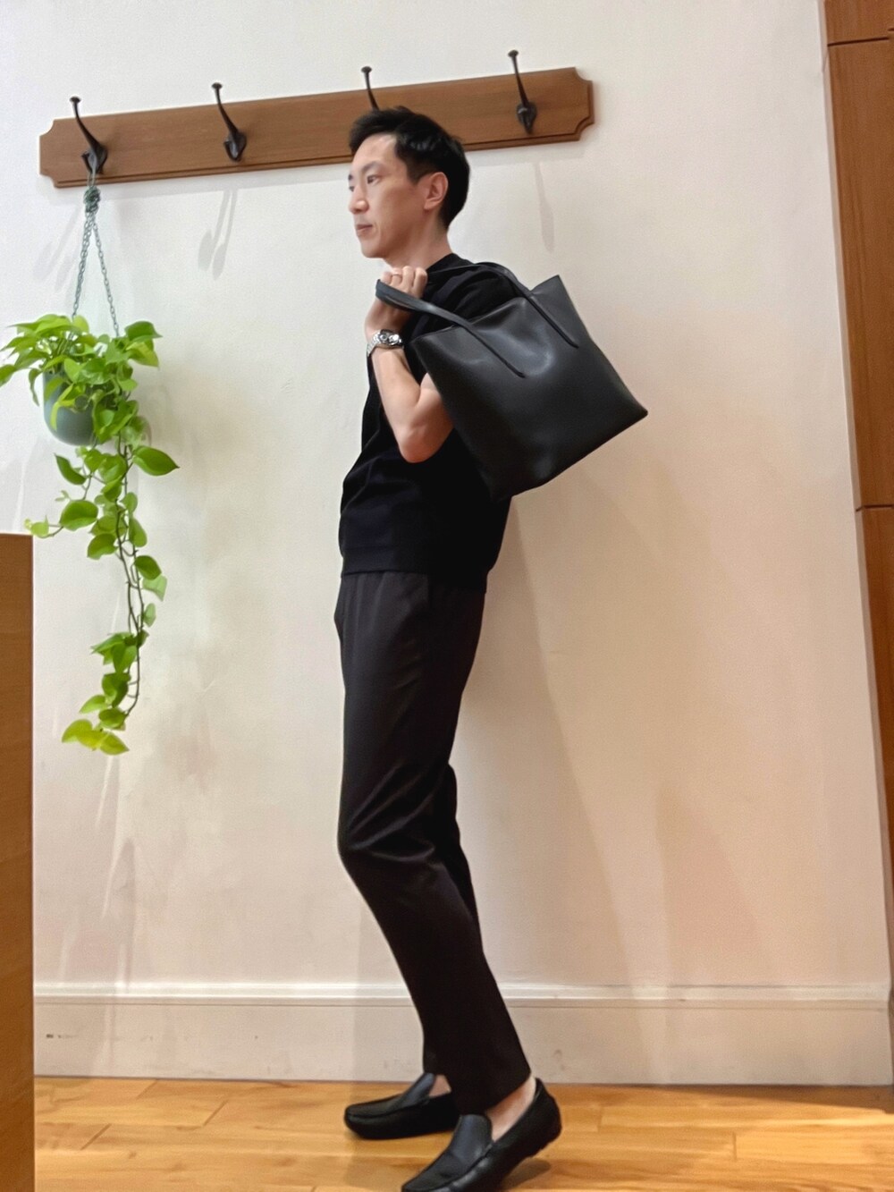 ブラウン系のその他パンツ、ブラック系のTシャツ/カットソー、ブラック系のトートバッグを着用したメンズの夏コーディネートの4枚目の写真