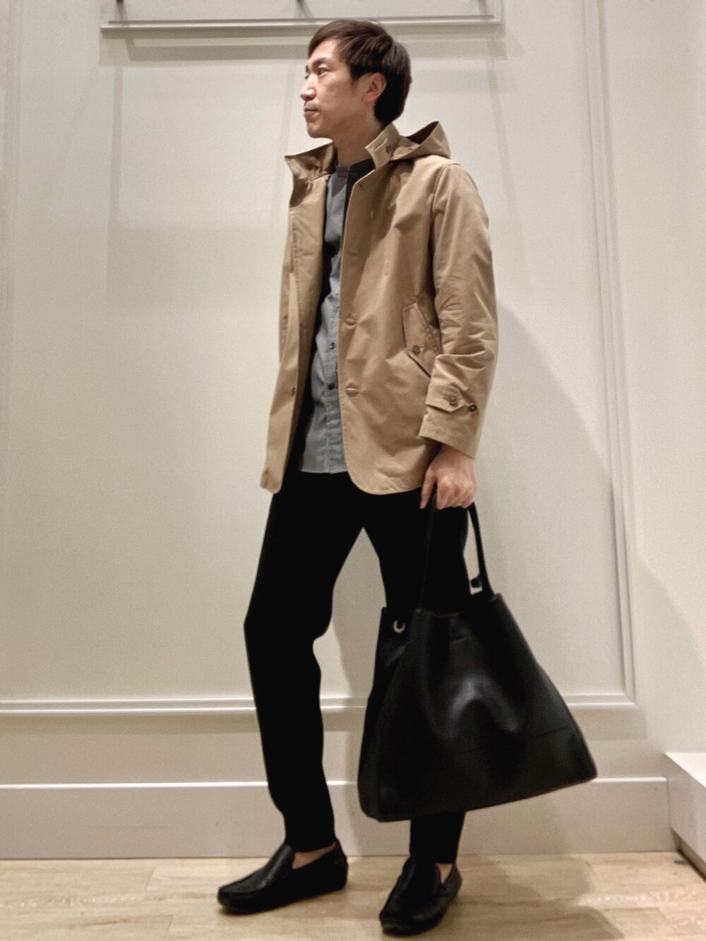 ベージュ系のブルゾン、ブラック系のシャツ/ブラウス、ブラック系のその他パンツを着用したメンズの冬コーディネートの3枚目の写真