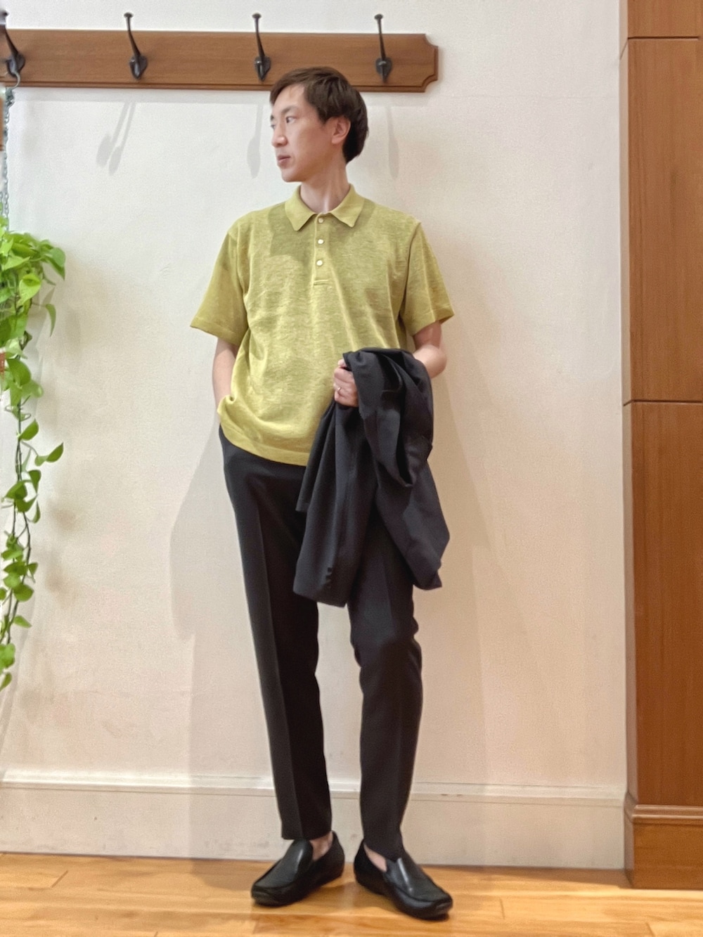 グレー系のテーラードジャケット、グレー系のその他パンツ、ブラック系のバックパック/リュックを着用したメンズの春コーディネートの8枚目の写真