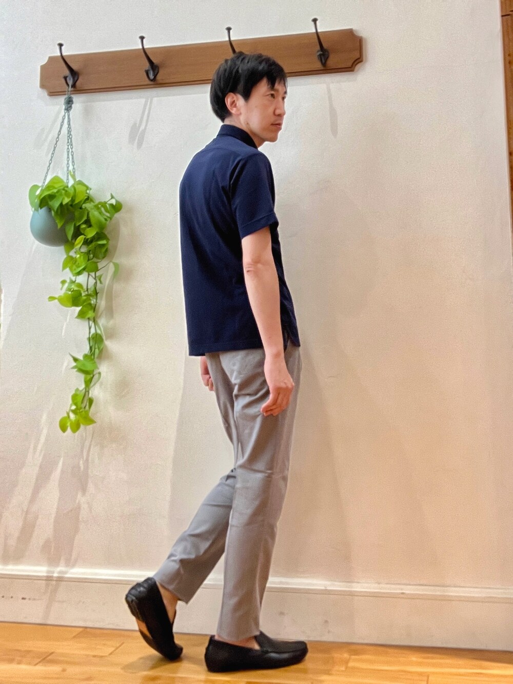 グレー系のその他パンツ、ブルー系のポロシャツを着用したメンズの夏コーディネートの5枚目の写真
