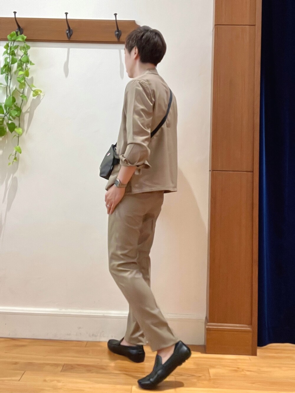 ベージュ系のその他パンツ、ベージュ系のブルゾン、ホワイト系のTシャツ/カットソーを着用したメンズの秋コーディネートの4枚目の写真