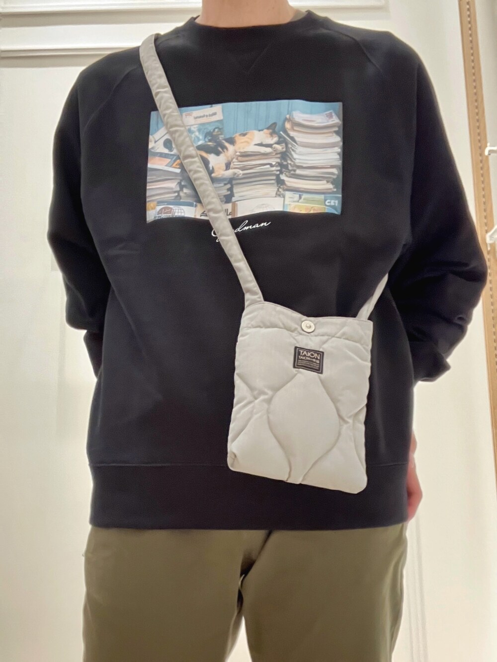 ブラック系のスウェット、グリーン系のショルダーバッグを着用したメンズの冬コーディネートの8枚目の写真