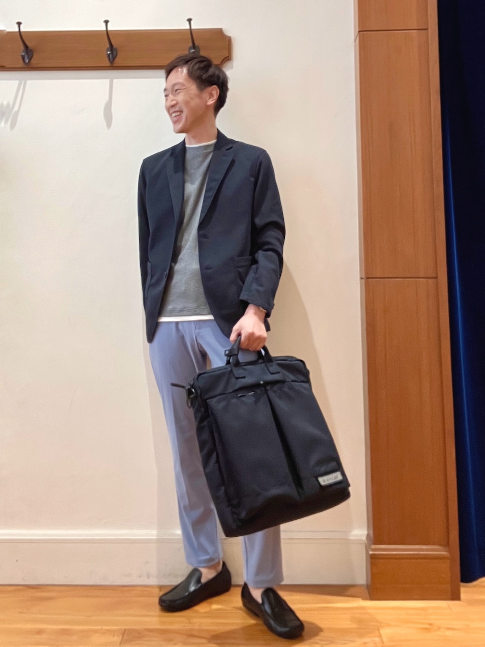 ブルー系のテーラードジャケット、グレー系のTシャツ/カットソー、ブルー系のその他パンツを着用したメンズの秋コーディネートの2枚目の写真