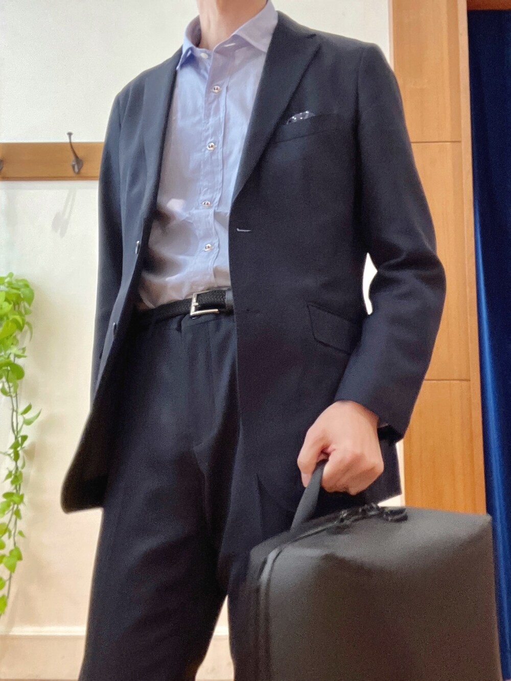 ブルー系のシャツ/ブラウス、ブラック系のバックパック/リュック、ブラック系のベルトを着用したメンズの春コーディネートの9枚目の写真