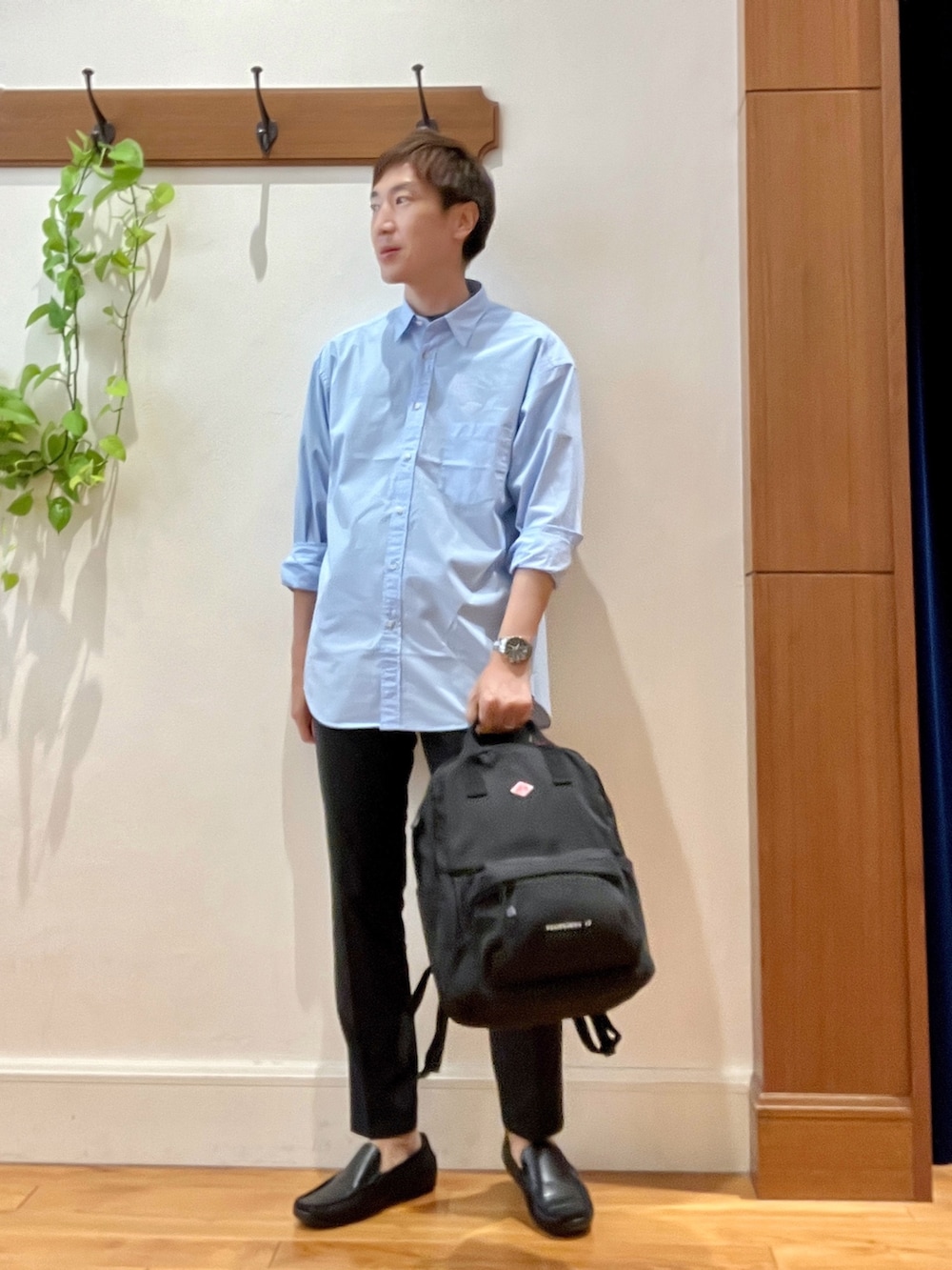 ブラック系のその他パンツ、ブルー系のシャツ/ブラウス、ブラック系のバックパック/リュックを着用したメンズの秋コーディネートの7枚目の写真