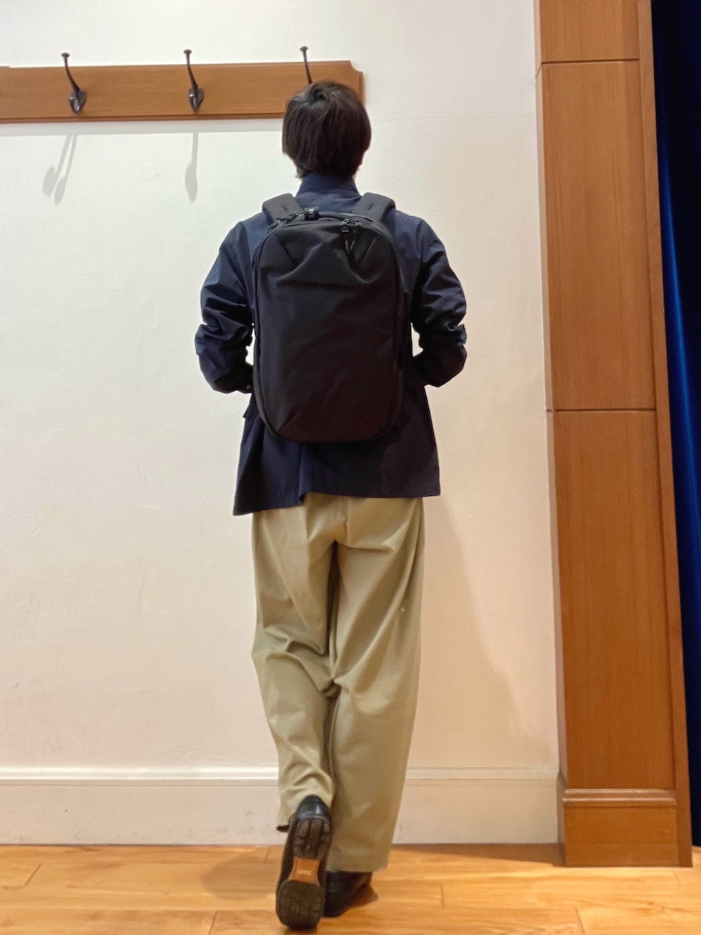 ブルー系のブルゾン、ホワイト系のTシャツ/カットソー、ブラック系のバックパック/リュックを着用したメンズの春コーディネートの4枚目の写真