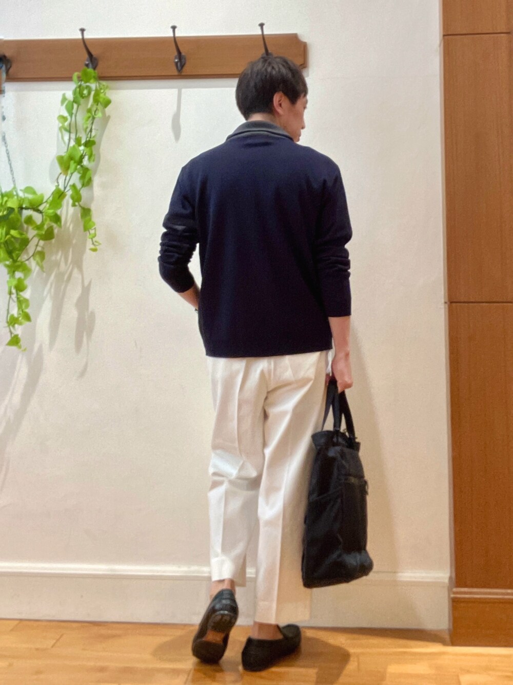 ブルー系のカーディガン/ボレロ、ホワイト系のTシャツ/カットソー、ホワイト系のデニムパンツを着用したメンズの冬コーディネートの5枚目の写真