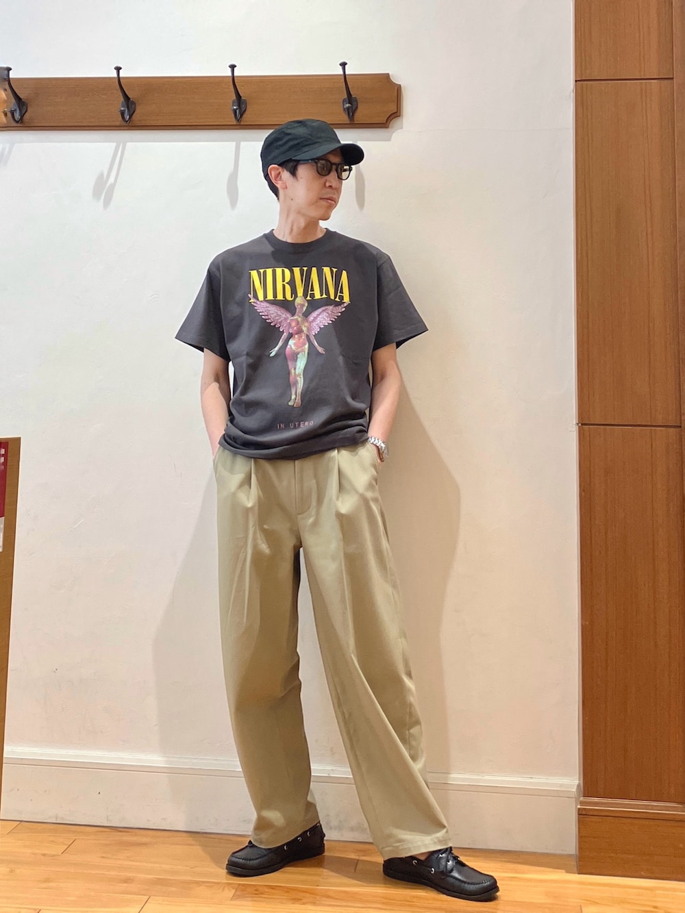 グレー系のTシャツ/カットソー、ブラック系のモカシン/デッキシューズ、ブラック系のサングラスを着用したメンズの春コーディネートの8枚目の写真