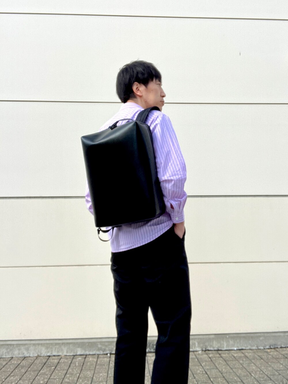 ピンク系のシャツ/ブラウス、ブラック系のバックパック/リュックを着用したメンズの冬コーディネートの4枚目の写真