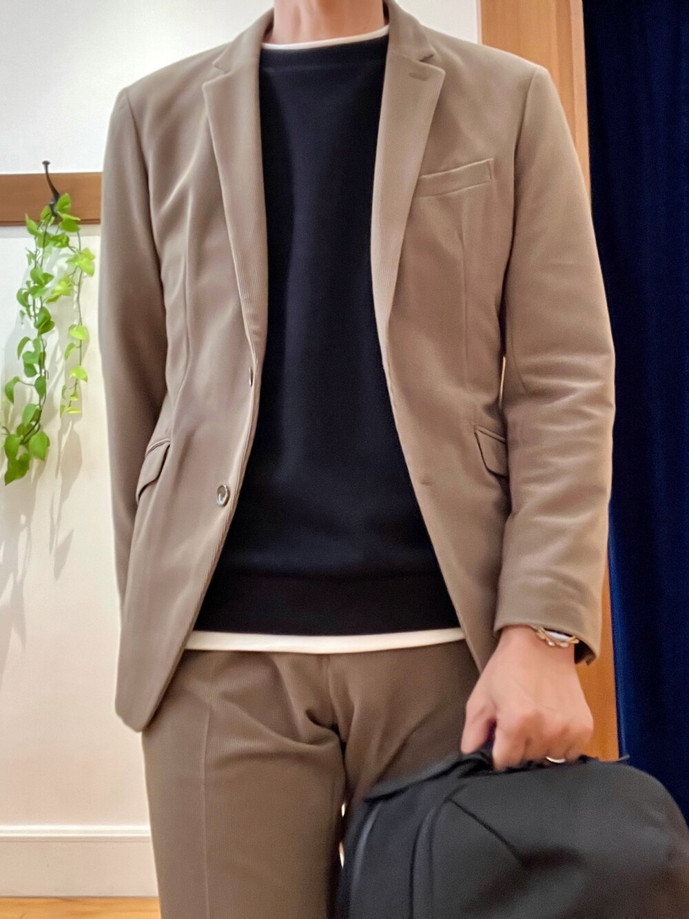 ベージュ系のテーラードジャケット、ベージュ系のその他パンツ、ブルー系のTシャツ/カットソーを着用したメンズの秋コーディネートの7枚目の写真