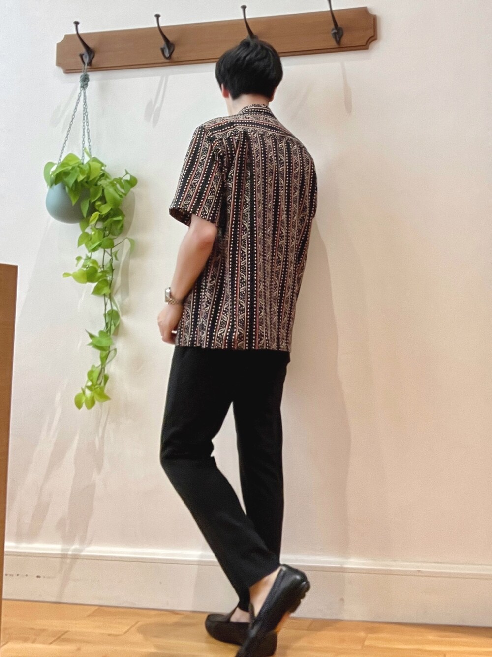 ブラック系のシャツ/ブラウス、ホワイト系のTシャツ/カットソー、ブラック系のその他パンツを着用したメンズの夏コーディネートの4枚目の写真