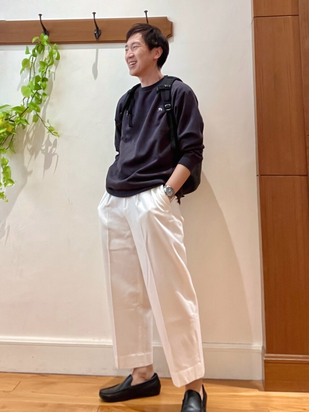 グレー系のバックパック/リュック、ホワイト系のデニムパンツ、グレー系のスウェットを着用したメンズの冬コーディネートの2枚目の写真