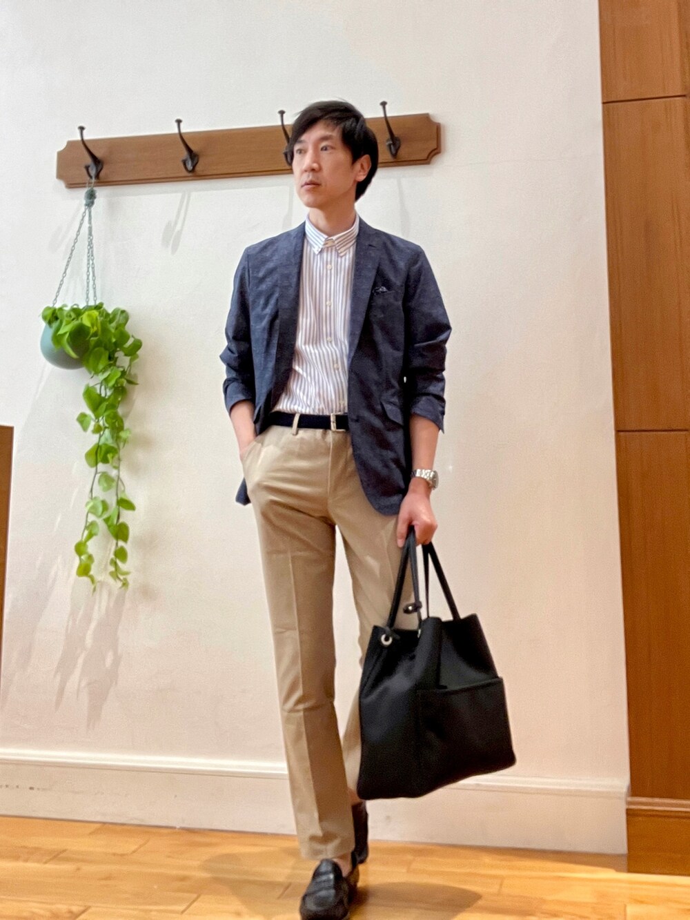 ブルー系のテーラードジャケット、ホワイト系のシャツ/ブラウス、ブラック系のトートバッグを着用したメンズの春コーディネートの2枚目の写真