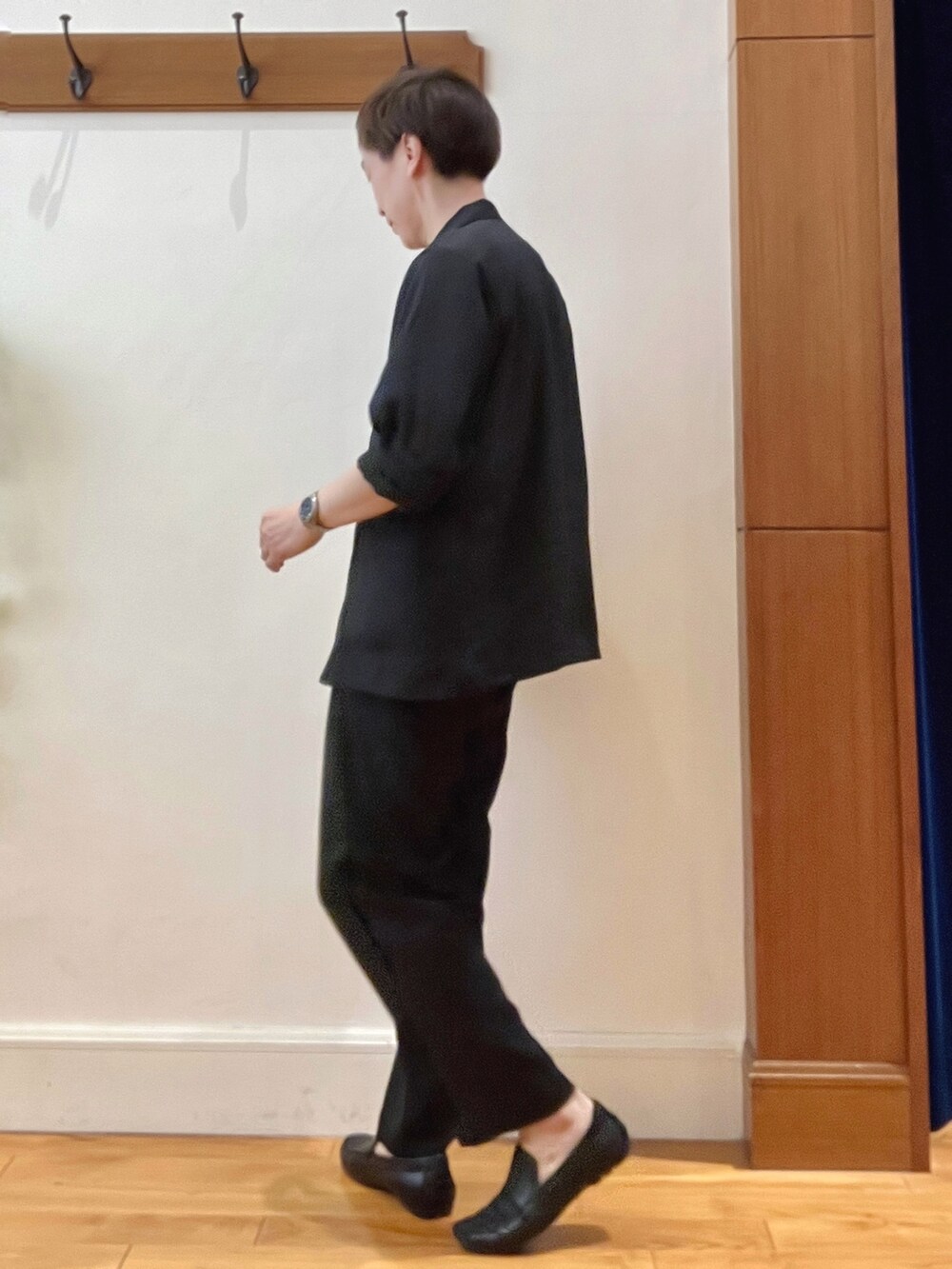 ブラック系のシャツ/ブラウス、ブラック系のその他パンツ、ベージュ系のニット/セーターを着用したメンズの春コーディネートの4枚目の写真