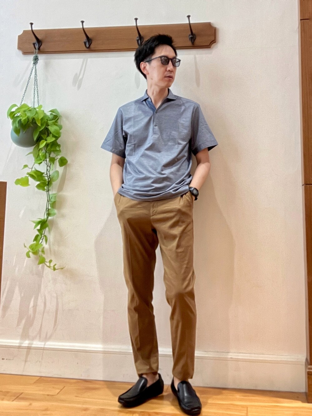 イエロー系のその他パンツ、ブルー系のポロシャツ、ブラック系のサングラスを着用したメンズの夏コーディネートの3枚目の写真