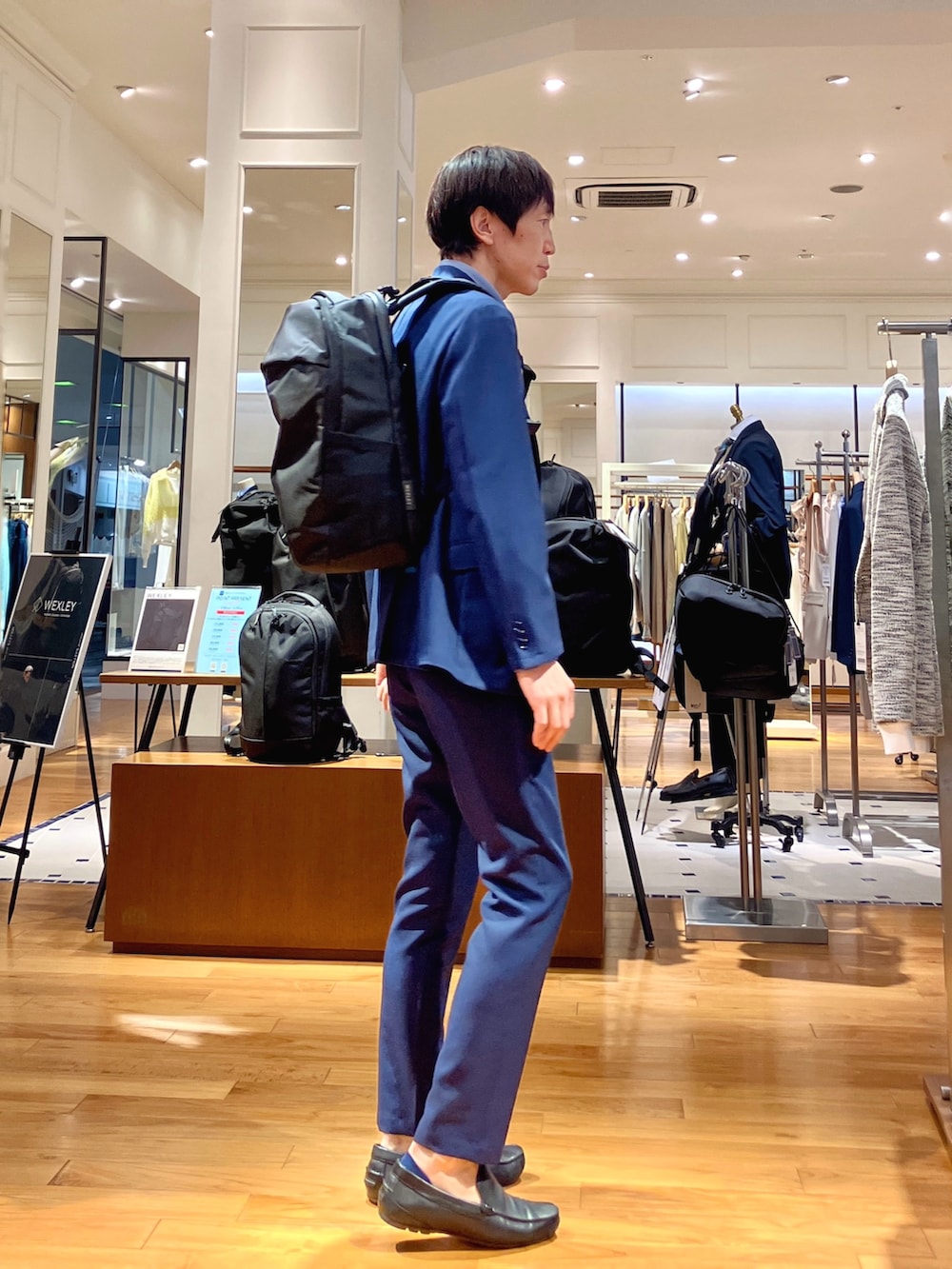 ブルー系のテーラードジャケット、ブルー系のシャツ/ブラウス、ブルー系のその他パンツを着用したメンズの冬コーディネートの6枚目の写真