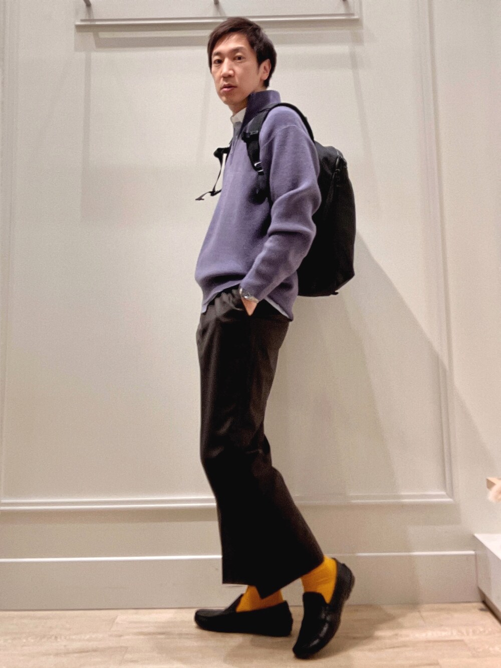 ブルー系のシャツ/ブラウス、ブルー系のニット/セーター、ブラック系のバックパック/リュックを着用したメンズの冬コーディネートの3枚目の写真