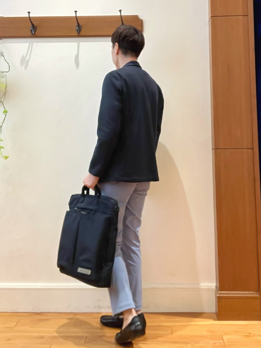 ブルー系のテーラードジャケット、グレー系のTシャツ/カットソー、ブルー系のその他パンツを着用したメンズの秋コーディネートの4枚目の写真