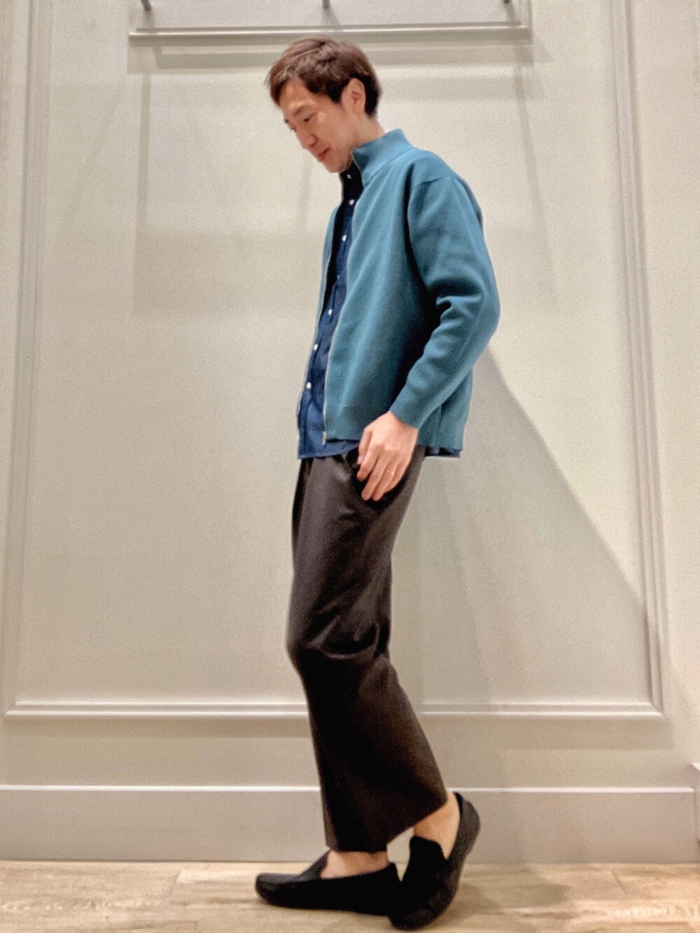 ブルー系のニット/セーター、ブルー系のシャツ/ブラウスを着用したメンズの冬コーディネートの3枚目の写真