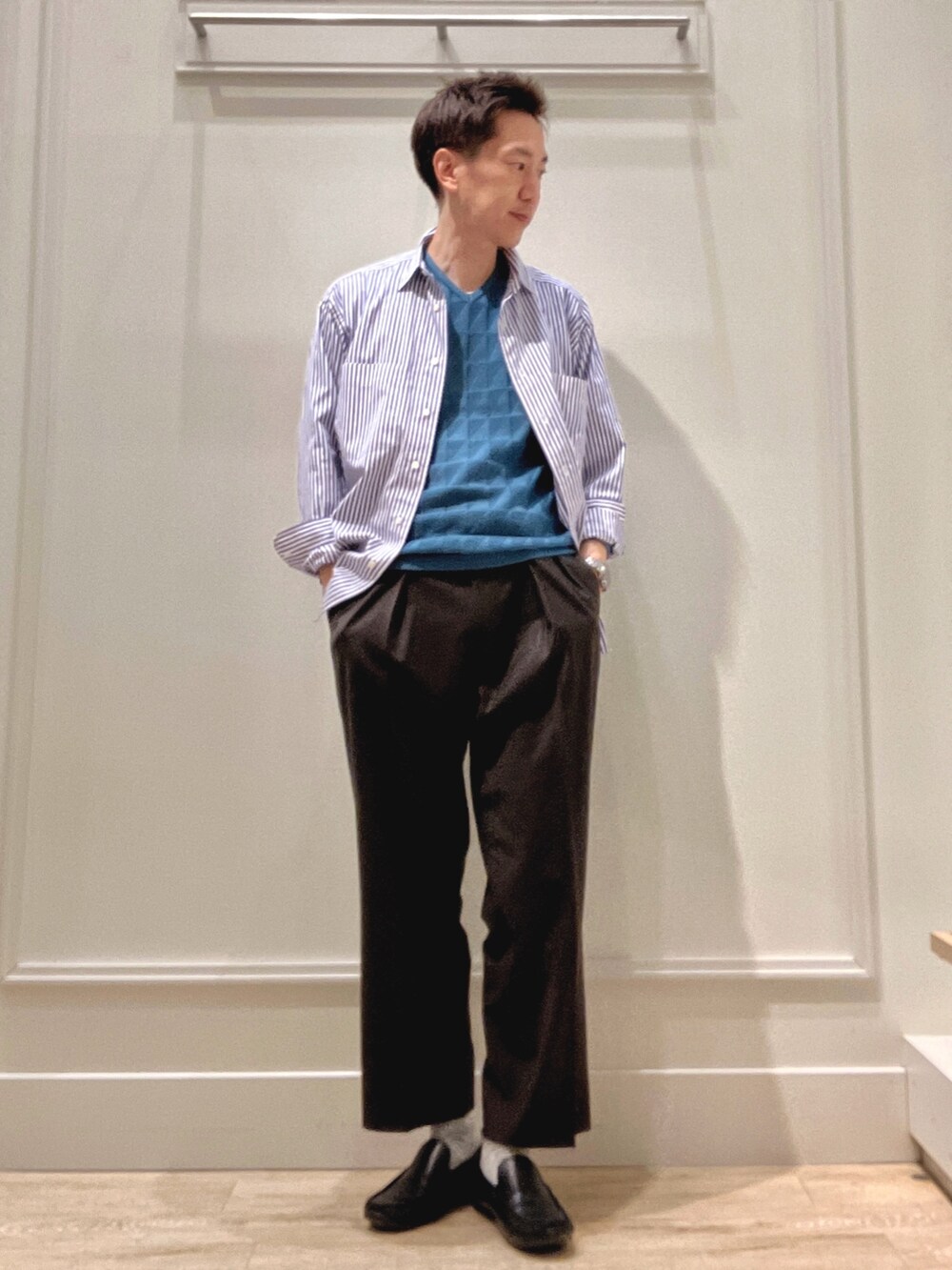 ブルー系のニット/セーターを着用したメンズの冬コーディネートの2枚目の写真