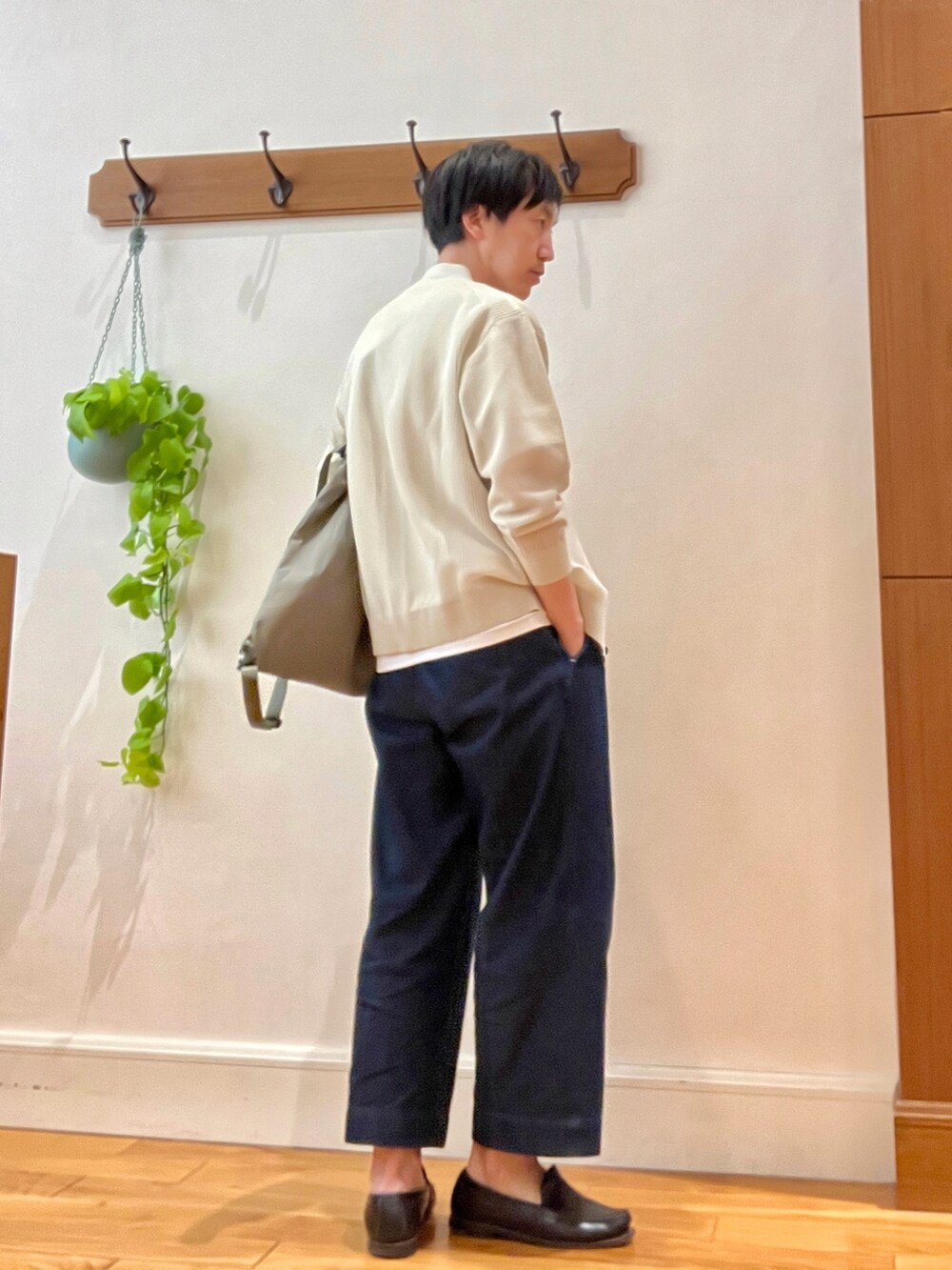 ベージュ系のカーディガン/ボレロ、グリーン系のトートバッグ、ホワイト系のTシャツ/カットソーを着用したメンズの春コーディネートの4枚目の写真