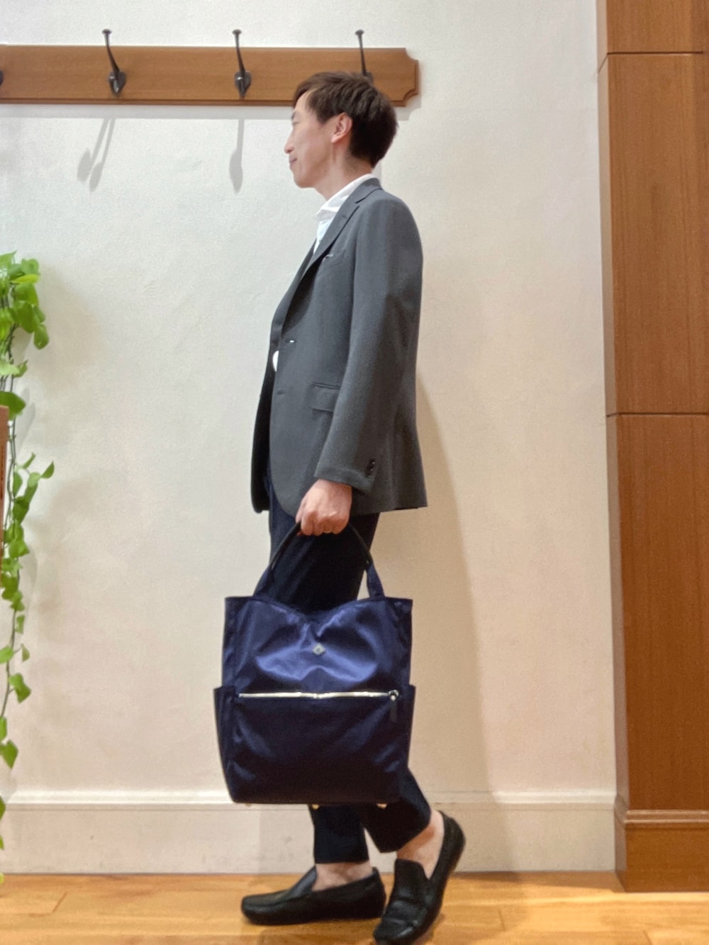 グレー系のテーラードジャケット、ホワイト系のシャツ/ブラウス、ブルー系のその他パンツを着用したメンズの夏コーディネートの3枚目の写真