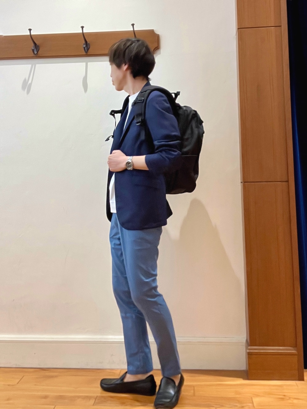 ブルー系のテーラードジャケット、ホワイト系のTシャツ/カットソー、ブルー系のその他パンツを着用したメンズの春コーディネートの3枚目の写真