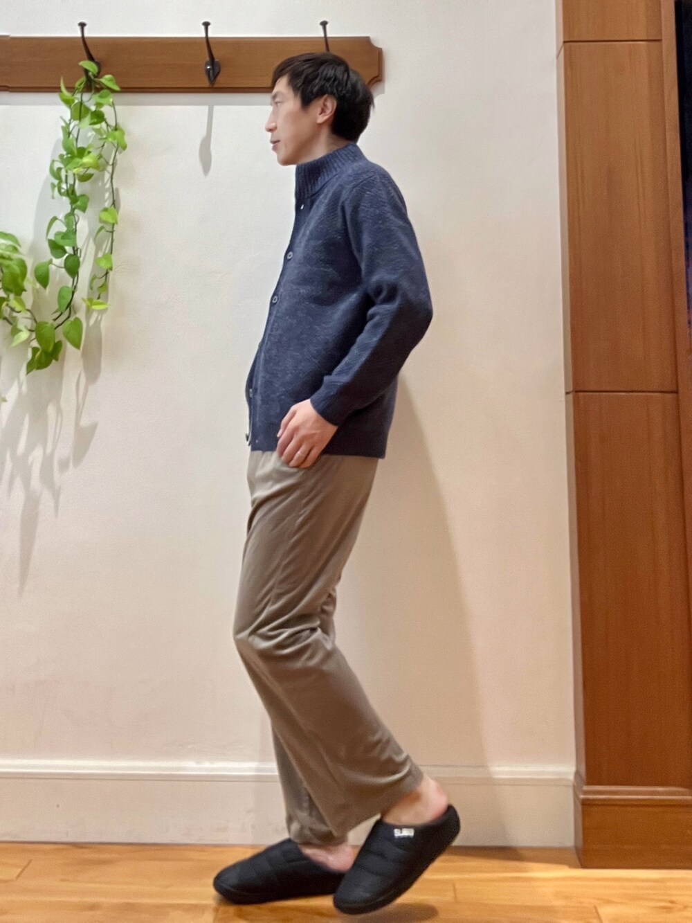 ブルー系のカーディガン/ボレロ、ホワイト系のシャツ/ブラウス、ベージュ系のその他パンツを着用したメンズの秋コーディネートの5枚目の写真