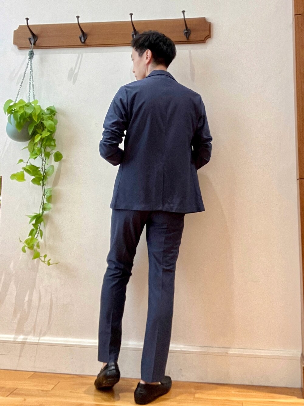ブラック系のTシャツ/カットソー、ブルー系のその他パンツ、ブルー系のテーラードジャケットを着用したメンズの夏コーディネートの5枚目の写真