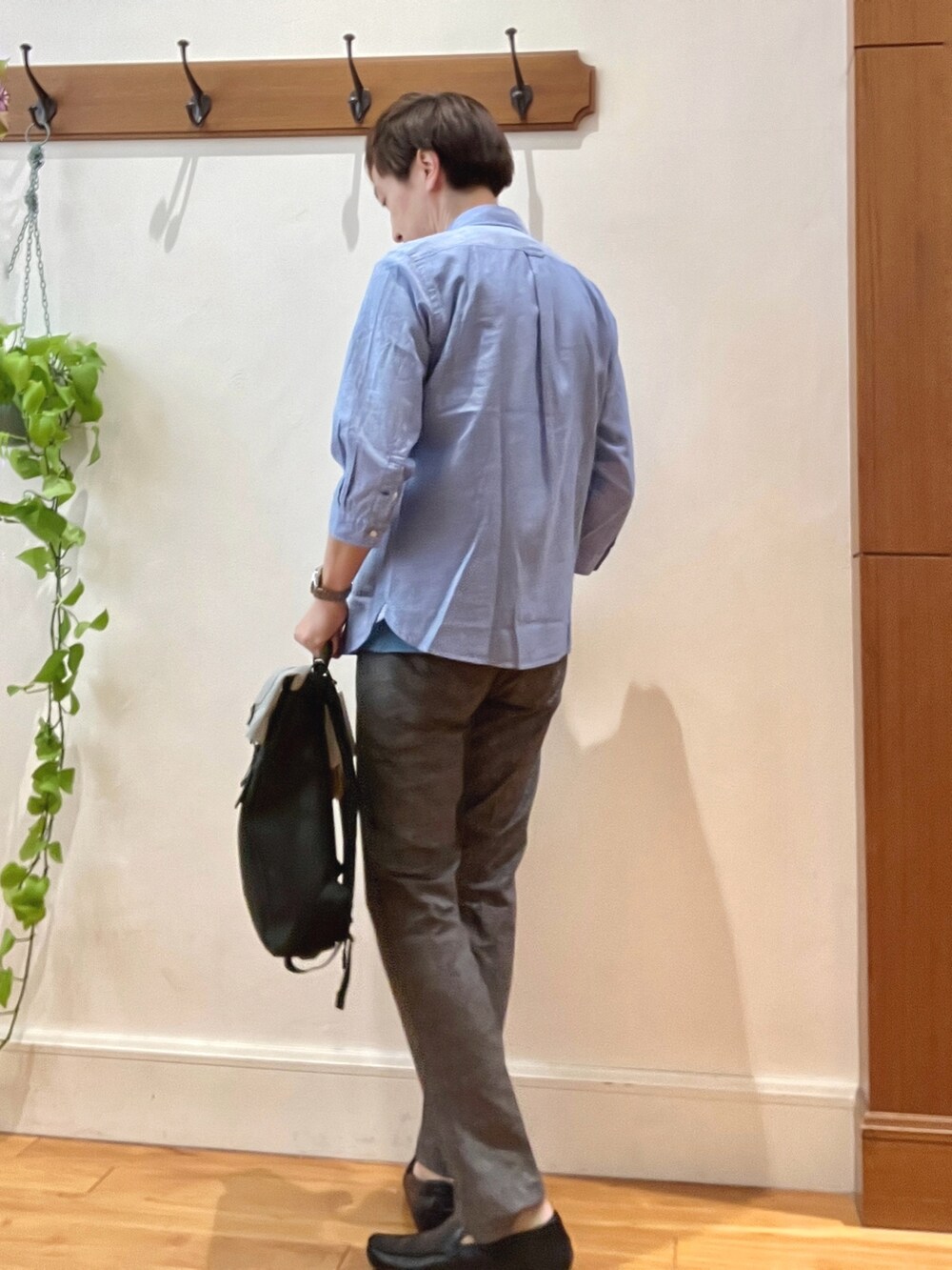 ブラック系のバックパック/リュック、グレー系のその他パンツ、ブルー系のTシャツ/カットソーを着用したメンズの春コーディネートの3枚目の写真