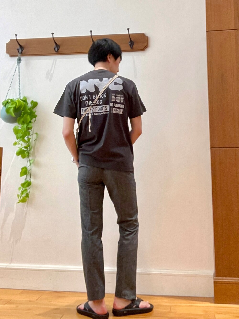 ブラック系のTシャツ/カットソー、グレー系のその他パンツ、ブラック系のサンダルを着用したメンズの春コーディネートの4枚目の写真