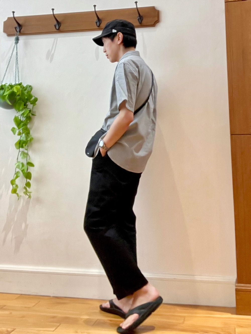 ブラック系のシャツ/ブラウス、ブラック系のショルダーバッグ、ブラック系のサンダルを着用したメンズの春コーディネートの3枚目の写真