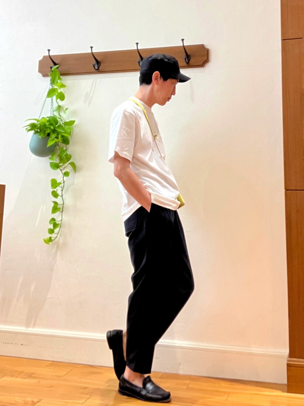 ホワイト系のTシャツ/カットソー、ブルー系のその他パンツ、イエロー系のショルダーバッグを着用したメンズの春コーディネートの4枚目の写真