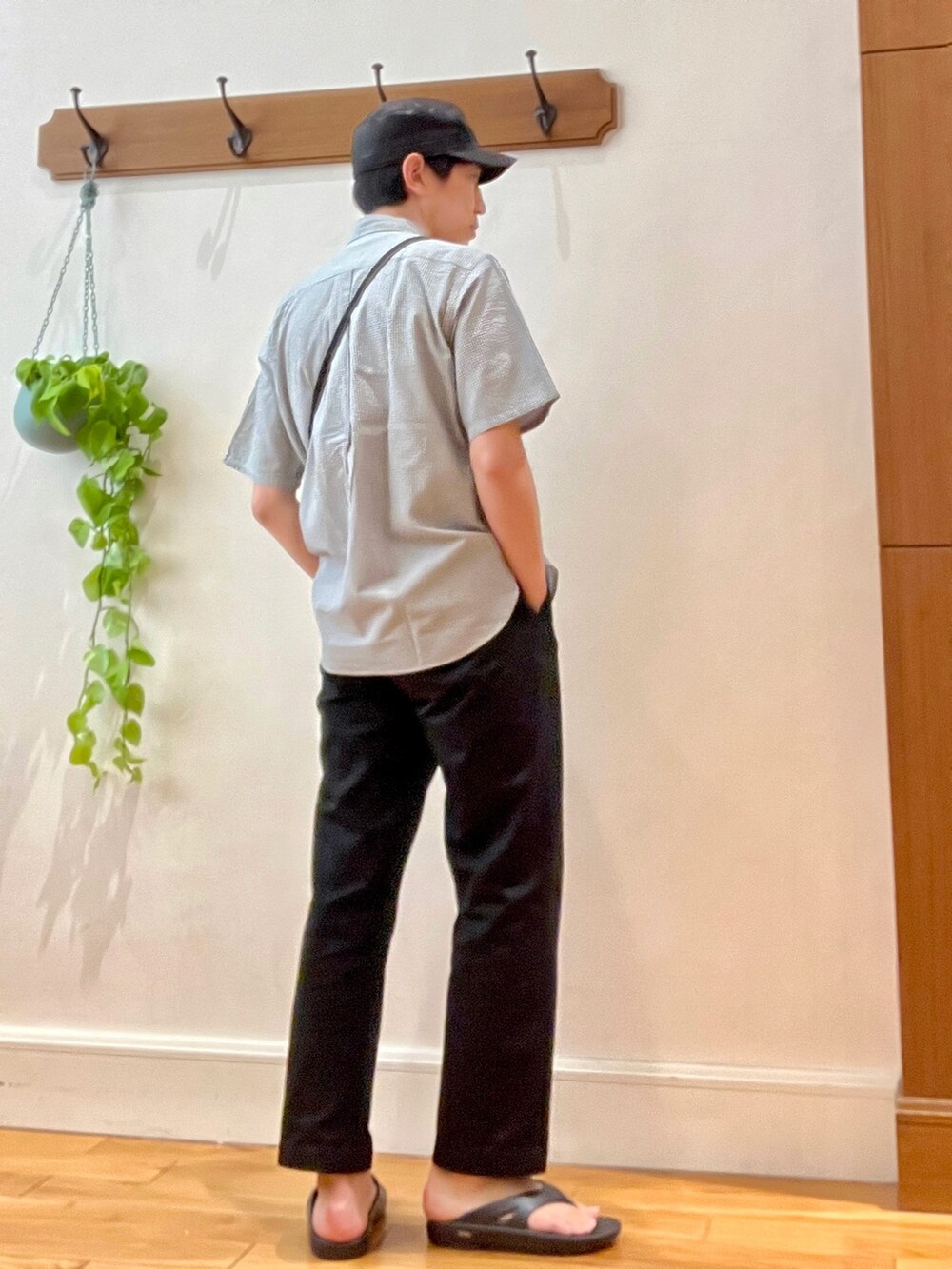 ブラック系のシャツ/ブラウス、ブラック系のショルダーバッグ、ブラック系のサンダルを着用したメンズの春コーディネートの5枚目の写真