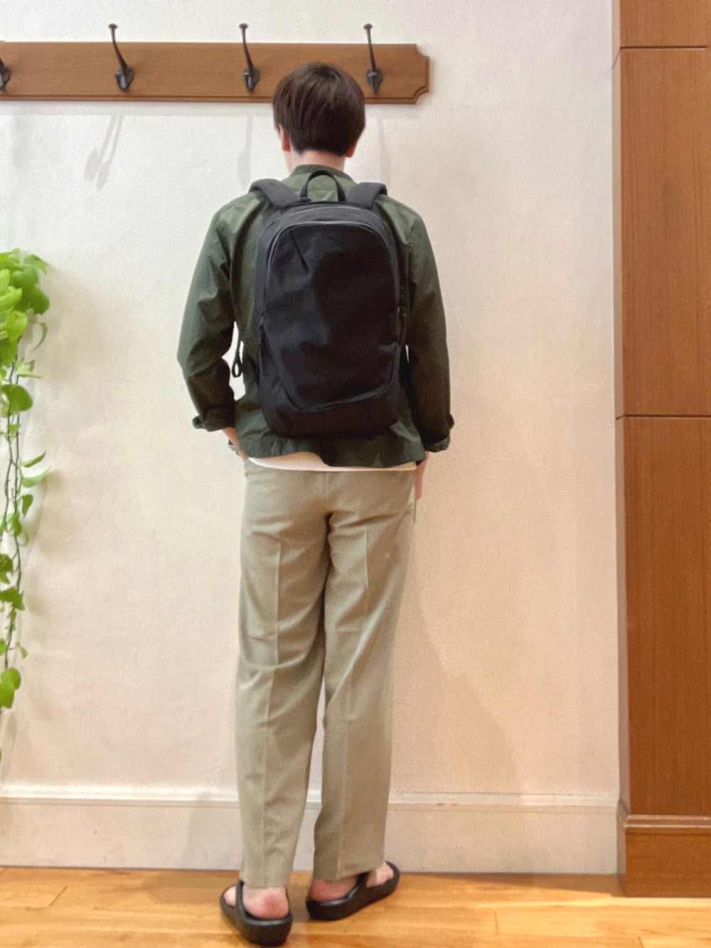 グリーン系のシャツ/ブラウス、ホワイト系のTシャツ/カットソー、ブラック系のその他パンツを着用したメンズの春コーディネートの6枚目の写真