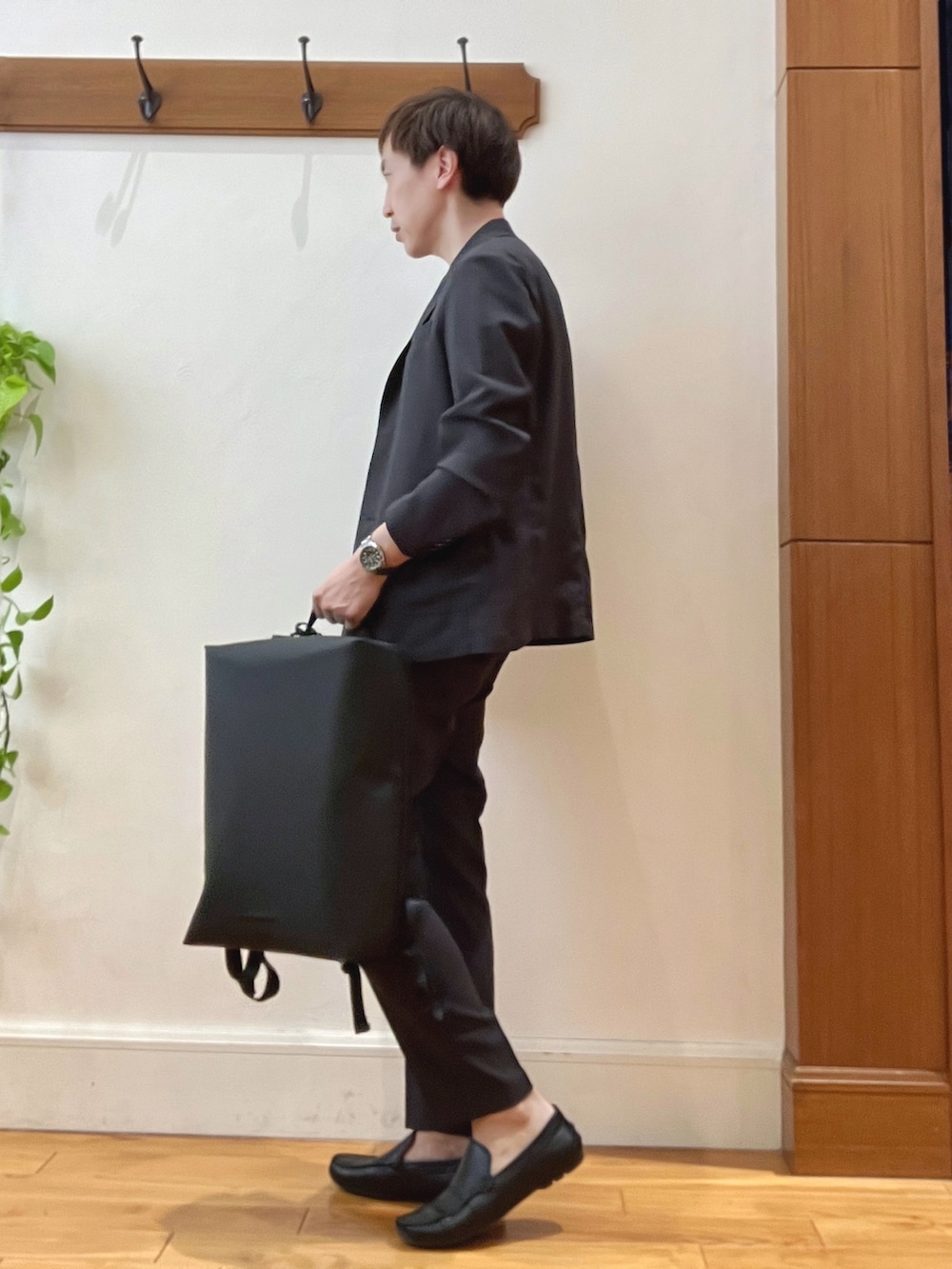 グレー系のその他パンツ、グレー系のテーラードジャケット、グレー系のニット/セーターを着用したメンズの春コーディネートの3枚目の写真