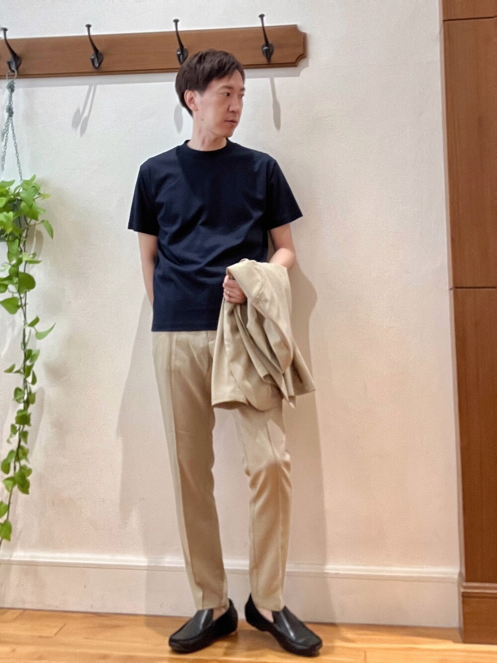 ベージュ系のテーラードジャケット、ブルー系のTシャツ/カットソー、ブラック系のバックパック/リュックを着用したメンズの春コーディネートの7枚目の写真