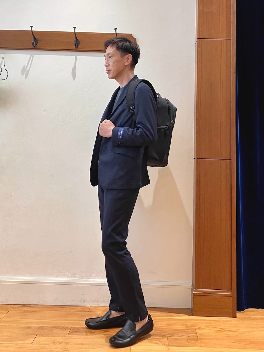 ブルー系のテーラードジャケット、グレー系のTシャツ/カットソー、ブルー系のその他パンツを着用したメンズの秋コーディネートの3枚目の写真