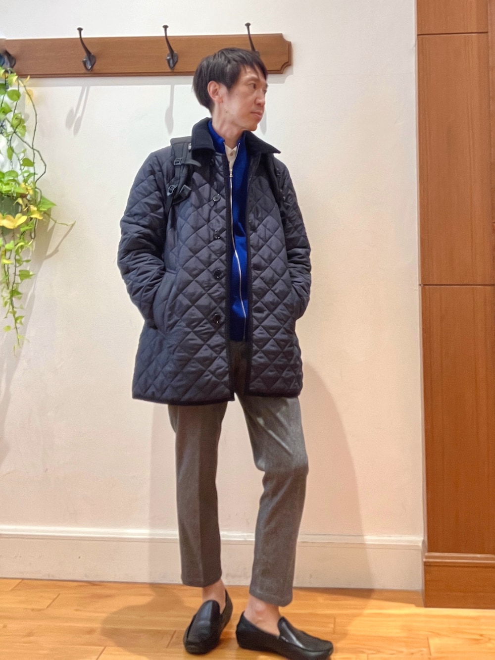 ブラック系のバックパック/リュック、グレー系のその他パンツ、ホワイト系のシャツ/ブラウスを着用したメンズの秋コーディネートの8枚目の写真