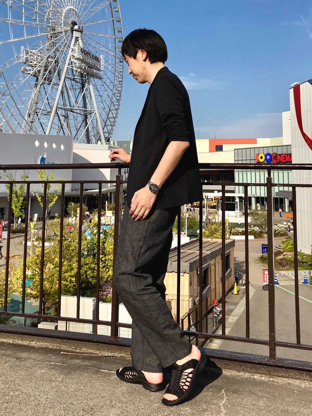 グレー系のカーディガン/ボレロ、グリーン系のTシャツ/カットソー、グレー系のその他パンツを着用したメンズの春コーディネートの4枚目の写真