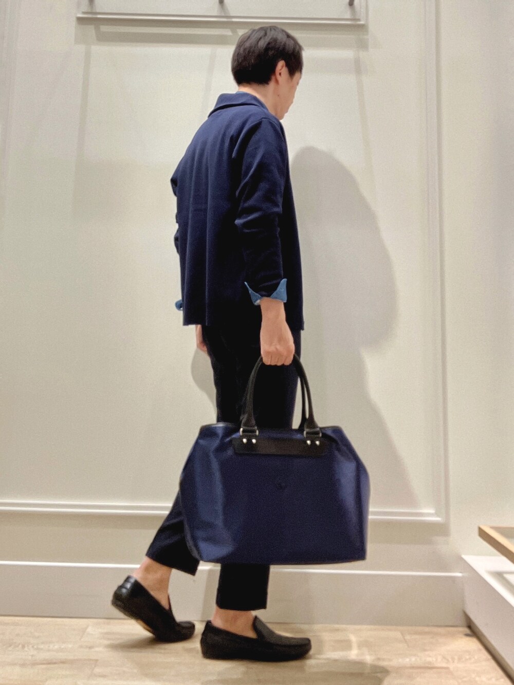 ブルー系のカーディガン/ボレロ、ブルー系のシャツ/ブラウス、ブラック系のトートバッグを着用したメンズの秋コーディネートの4枚目の写真