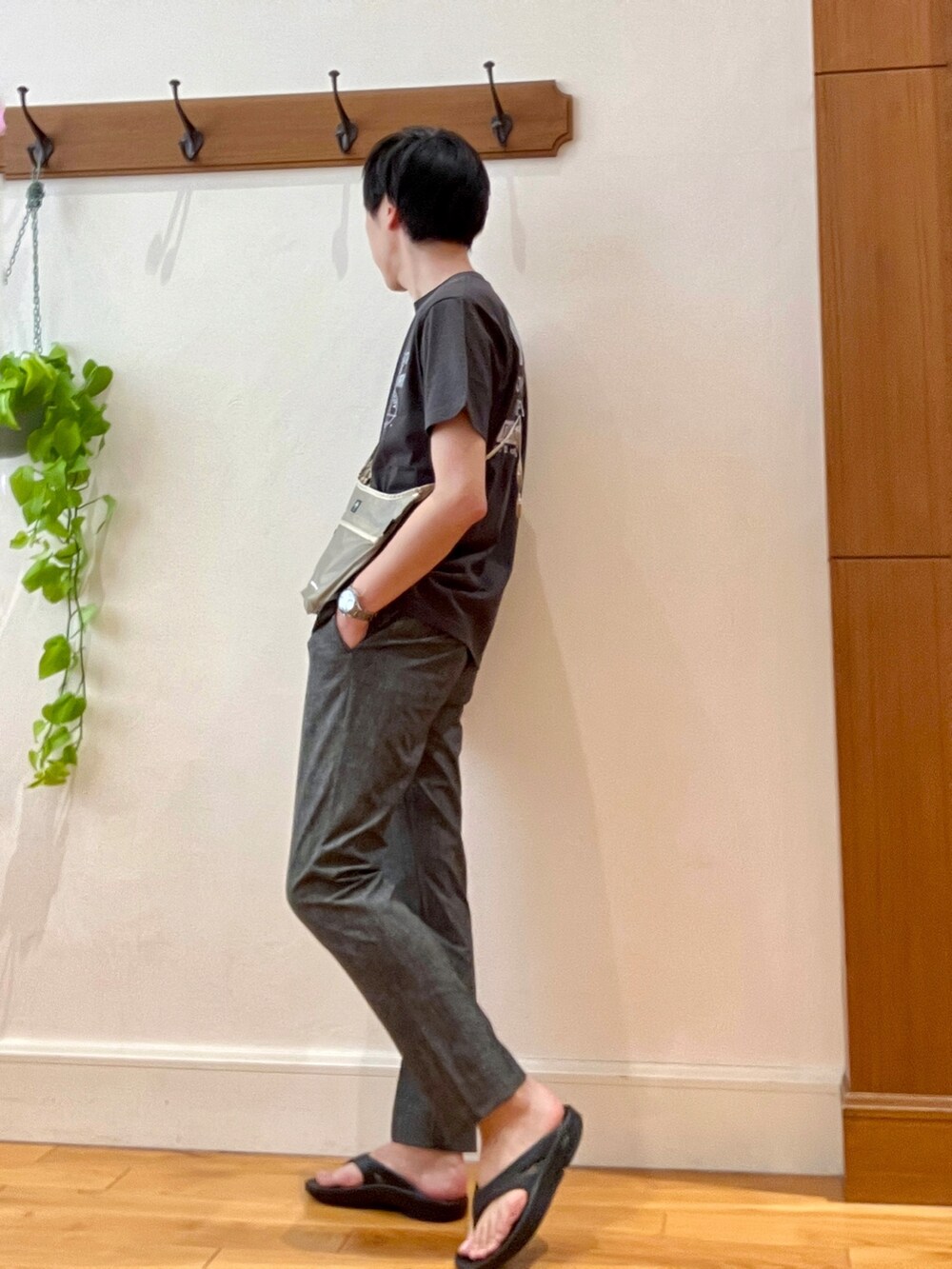 ブラック系のTシャツ/カットソー、グレー系のその他パンツ、ブラック系のサンダルを着用したメンズの春コーディネートの3枚目の写真