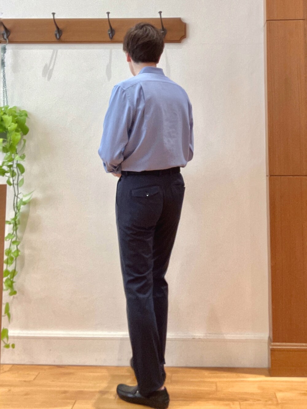 ブルー系のシャツ/ブラウス、ブルー系のその他パンツ、ブラック系のバックパック/リュックを着用したメンズの春コーディネートの5枚目の写真