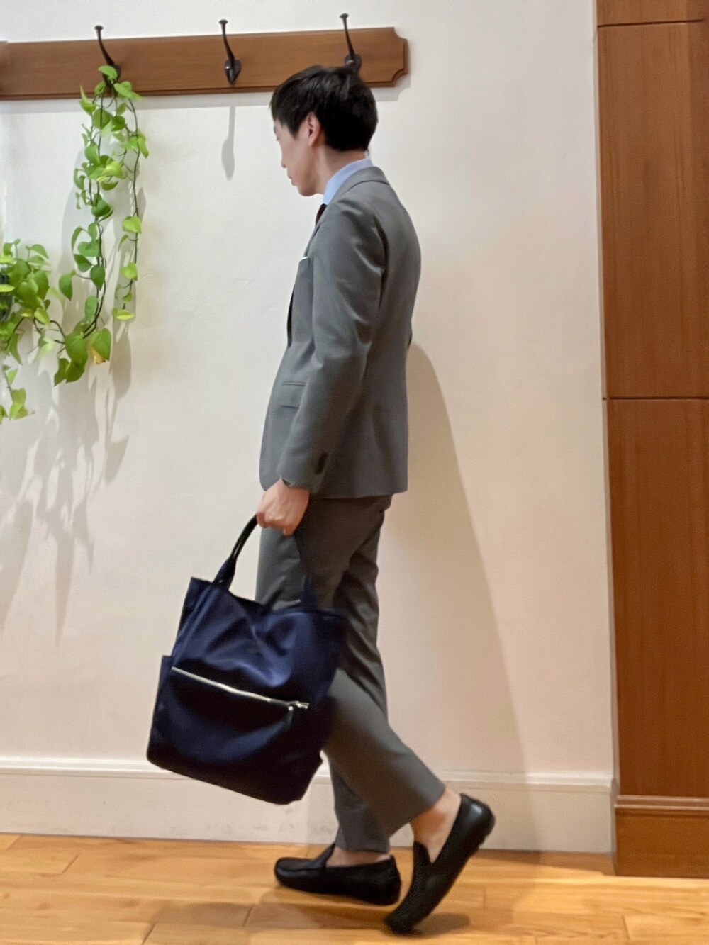 グレー系のその他パンツ、グレー系のテーラードジャケット、ブルー系のビジネスシャツを着用したメンズの秋コーディネートの4枚目の写真