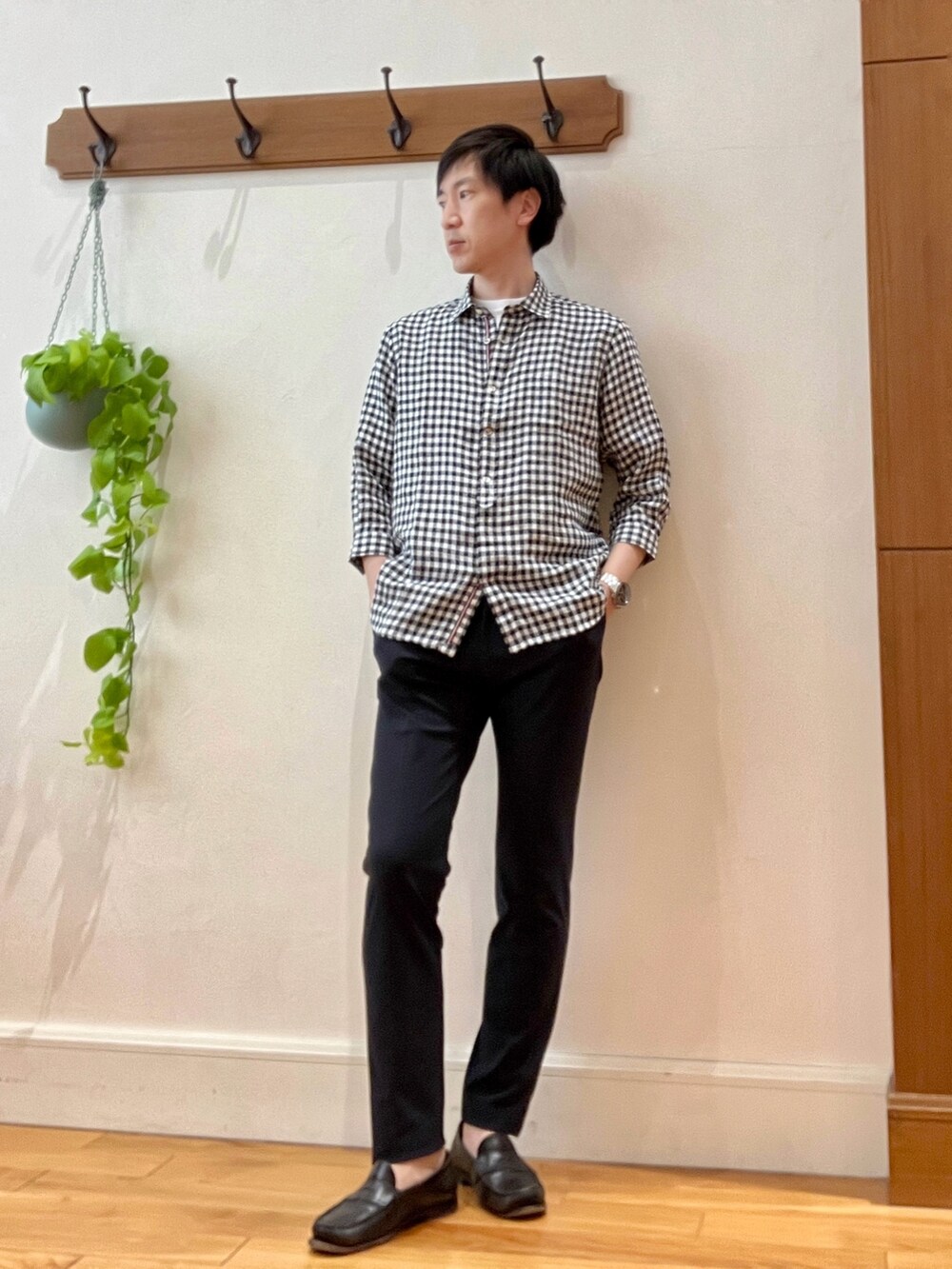 ブルー系のその他パンツ、ブラック系のシャツ/ブラウスを着用したメンズの春コーディネートの8枚目の写真