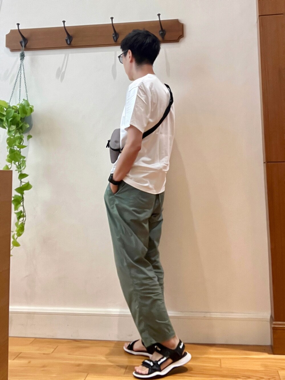 パープル系のショルダーバッグ、ホワイト系のTシャツ/カットソー、ブラック系のサングラスを着用したメンズの夏コーディネートの5枚目の写真